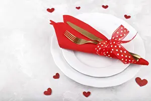 Romantic Dinner Setup Imprime: Romantic table setting on white stone table