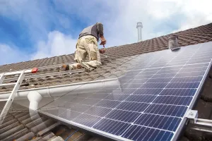 Alternative Energy Source Imprime: Roofer, worker on the rooftop. Roofing work