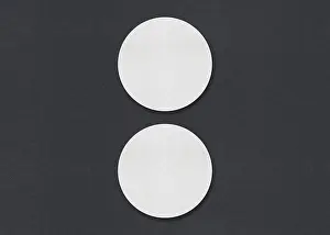 Plain Gray Background Image Imprime: Two round white sheets vertically aligned on a gray background