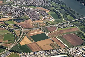 Vista Aérea Imprime: Un paisaje rural desde arriba con campos.