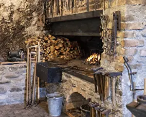 Traditional Craftsman Tools Imprime: A rustic blacksmith workshop featuring a burning forge