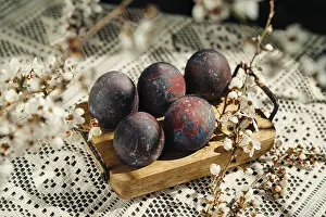 Delicate Flower Arrangement Imprime: A rustic composition of four uniquely painted Easter eggs