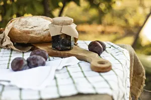 Wooden Board Dessert Setup Imprime: A rustic setup featuring crusty bread