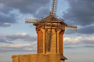 Evening Sun Setting Imprime: A rustic windmill is illuminated by sunset