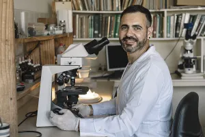 Scientist In Lab Imprime: Scientist in front of microscope