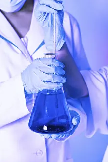 Scientist Experiment Imprime: Scientist shows a diffusion in the flask