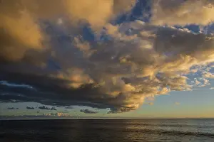 Atmospheric Evening Sky Imprime: Sea and dramatic cloud atmosphere