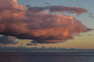 Deserted Beach At Dusk Imprime: Sea and dramatic cloud atmosphere