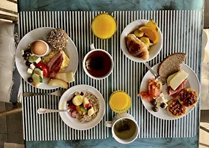 Table Setting For Two Imprime: Set table with breakfast for two