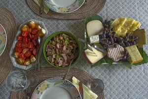 Bavaria Table Setting Imprime: Set table with cold buffet, tomatoes