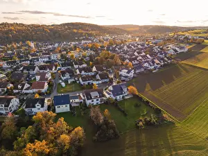 Rolling Hills Photography Imprime: Settlement and fields in evening light