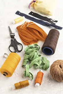 Sewing Accessories Imprime: Sewing accessories: scissors, thread