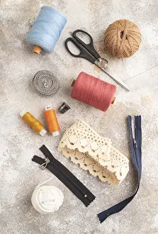 Sewing Accessories Imprime: Sewing accessories: scissors, thread