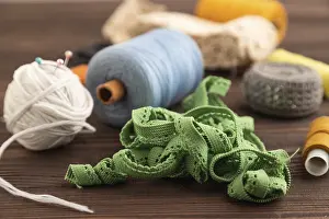 Sewing Accessories Imprime: Sewing accessories: scissors, thread