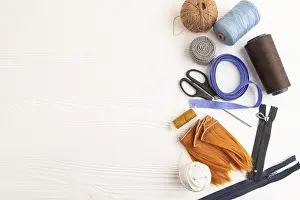 Flat Lay Studio Shot Imprime: Sewing accessories: scissors, thread