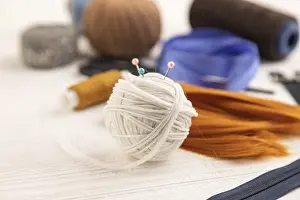 Sewing Accessories Imprime: Sewing accessories: scissors, thread