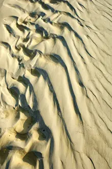 Daytime Desert Scene Imprime: Shadow patterns in the sand