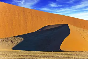 Atmospheric Desert Scene Imprime: Sharp border of light and shadow over the crest of the dune