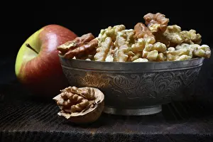 Deciduous Tree Fruit Imprime: Shell with walnuts, apple, Germany