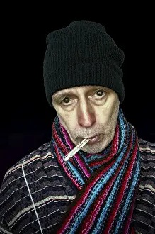 Dark Background Images Imprime: Sick man with the flu and temperature