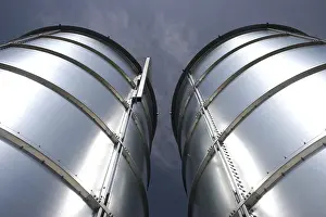 Empty Farm Field Scenery Imprime: Silos