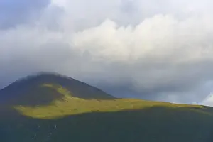 Scottish High Country Landscapes Imprime: A single mountain covered by clouds