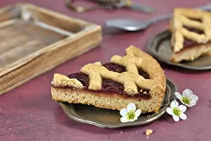 Rustic Style Baked Goods Imprime: Single slice of pie called Linzer Torte