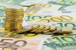 Impresiones de Pila de monedas única, monedas tiradas, foto simbólica para la inversión capitalista, riesgo y colapso de beneficio en Austria Liechtenstein Imprime: Montón de monedas único, monedas acostadas.