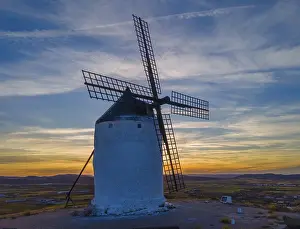 Windmill At Sunset Imprime: Single windmill against a dramatic sunset