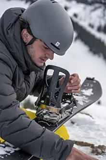 Snowy Mountain Range Bavaria Imprime: Ski tourers, man assembles his splitboard