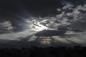 Moody Atmosphere Imprime: Sky with clouds and rays of sunshine