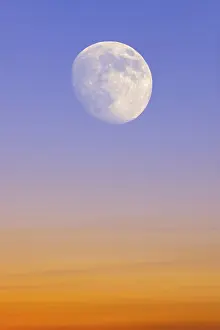 Cloudless Daytime Skies Imprime: Sky with the moon, composing