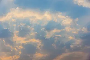 Backlit Photo Imprime: Sky, small clouds and sun rays
