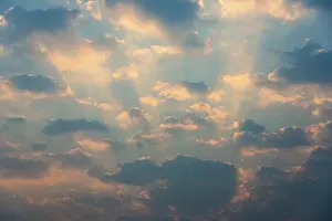 Backlit Photo Imprime: Sky, small clouds and sun rays