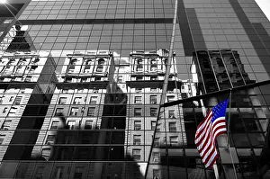 New York City Skyscraper Imprime: Skyscraper Facade with US Flag and Reflection
