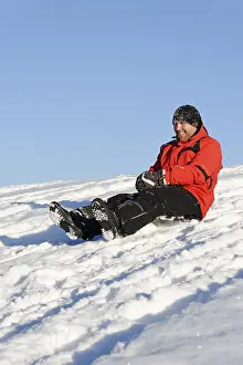 Blue Sky Winter Scene Imprime: Sledding