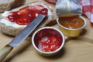 Basic Food Still Life Images Imprime: Slice of bread with jam and jam in portion pack