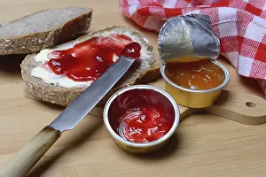 Aluminum Packaging Waste Imprime: Slice of bread with jam and jam in portion pack