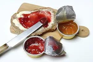 Food Photography Basics Imprime: Slice of bread with jam and jam in portion pack