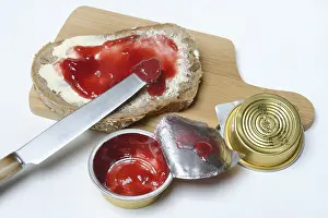 Basic Food Images Imprime: Slice of bread with jam and jam in portion pack