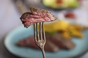 Meat Dish Images Imprime: Slice of steak on a fork