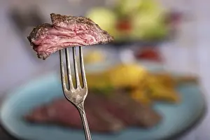 Meat Dish Images Imprime: Slice of steak on a fork