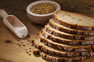 Balanced Diet Meals Imprime: Several slices of dark bread lying next to each other