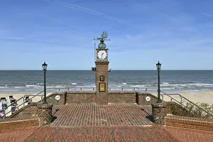 Lower Saxony Travel Photography Imprime: Small clock tower and steps at the beach