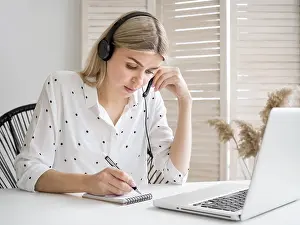 Female Office Worker Imprime: Smart young student thinking her notes