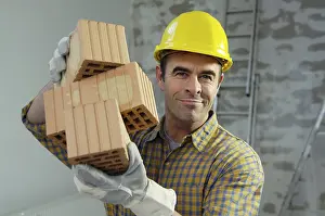 Safety Helmet Protection Imprime: Smiling workman holding bricks