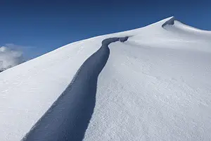 Blue Sky Winter Scene Imprime: Snow drift, snow surface with structures with light and shadow