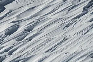 Snowy Mountain Landscape Imprime: Snow surface with structures, shaped by the wind