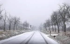 Deserted Road In Snow Imprime: Snowfall