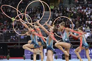 Impresiones de Sofia, Bulgaria - 1 de abril de 2018: El equipo de Bielorrusia realiza un número con pelotas y cuerdas durante el Campeonato Mundial de Gimnasia Rítmica Sofia 2018. Torneo por grupos Bielorrusia Imprime: Sofía, Bulgaria - 1 de abril.